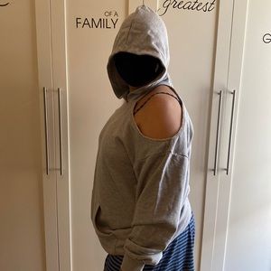 Shoulder cut out hoodie gray, cool comfy and stylish